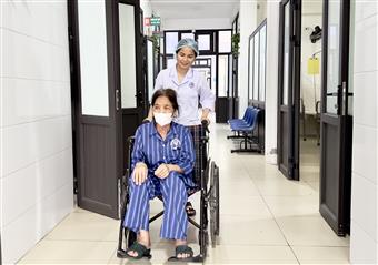 TỪ CHIẾC XE LĂN ĐẾN NHỮNG BƯỚC ĐI ĐẦU TIÊN